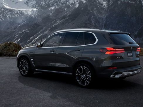 New 2026 BMW X5 xDrive50e w/ Climate Comfort Package image 2