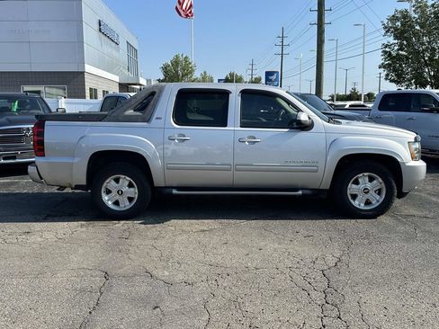 Used 2010 Chevrolet Avalanche LT w/ Luxury Package AWD/4WD image 2
