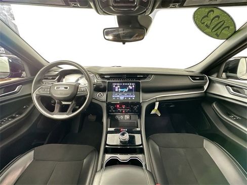 Used 2023 Jeep Grand Cherokee Altitude image 3