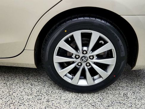 Used 2017 Toyota Camry XLE w/ Moonroof Package FWD image 9