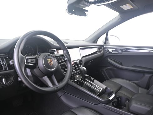 Certified 2023 Porsche Macan AWD/4WD image 4