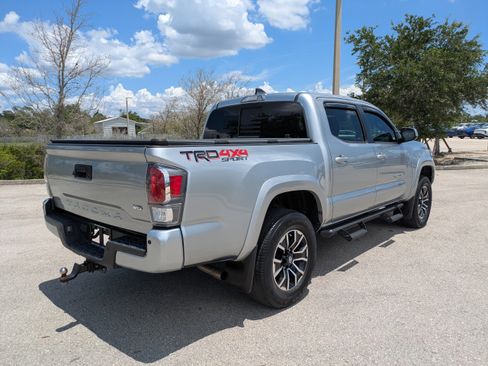 Used 2022 Toyota Tacoma TRD Sport w/ TRD Premium Sport Package AWD/4WD image 4
