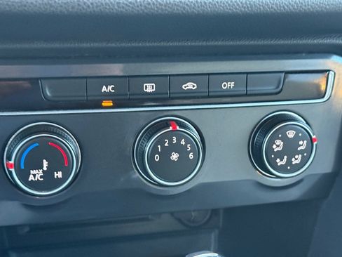 Used 2020 Volkswagen Tiguan S image 31