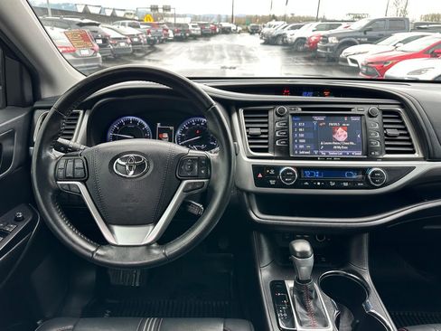 Used 2019 Toyota Highlander SE image 17