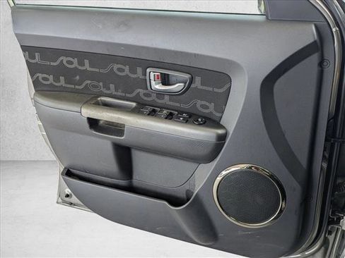 Used 2013 Kia Soul + FWD image 11
