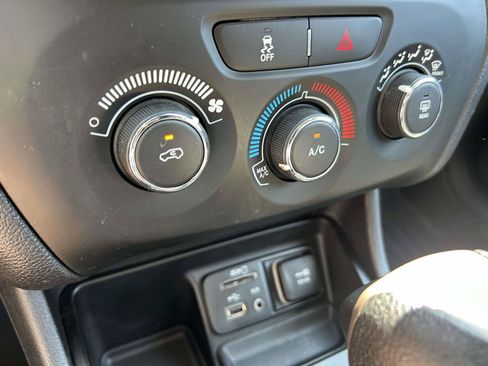 Used 2017 Jeep Cherokee Sport FWD image 14