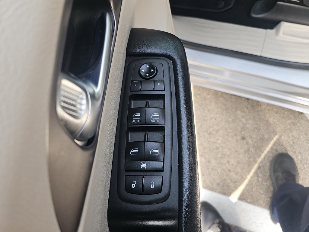 Used 2021 Chrysler Pacifica Touring FWD image 11