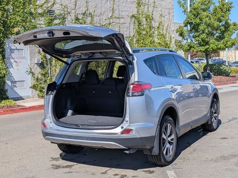 Used 2018 Toyota RAV4 XLE AWD/4WD image 5