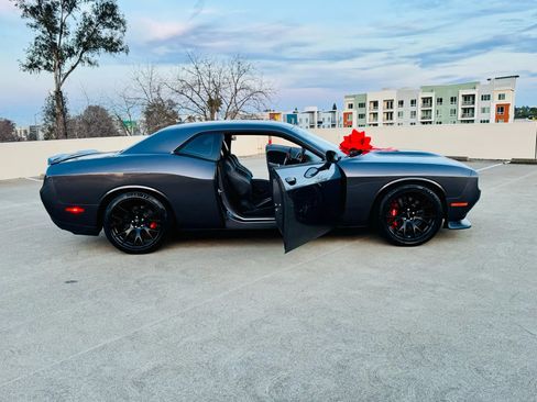 Used 2016 Dodge Challenger SRT w/ Technology Group image 48