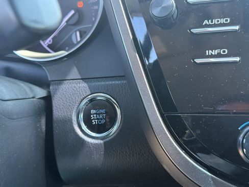 Used 2018 Toyota Camry SE w/ Convenience Package image 19