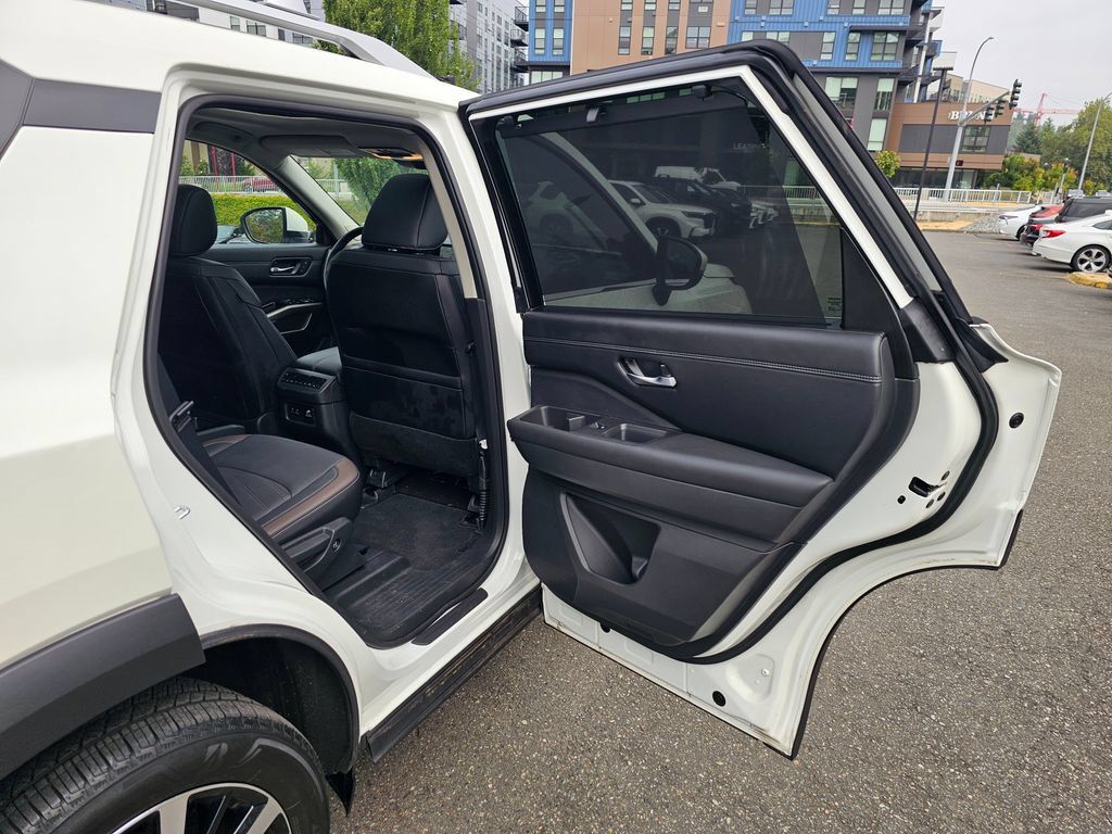 Used 2024 Nissan Pathfinder Platinum AWD/4WD image 27