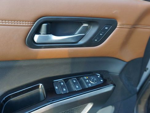 Used 2025 Nissan Pathfinder Platinum image 4