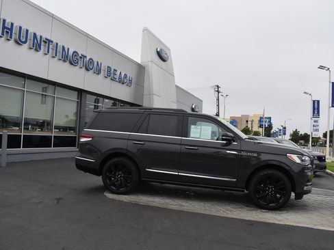 Used 2024 Lincoln Navigator Black Label image 3