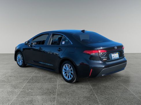 Used 2020 Toyota Corolla XLE image 3