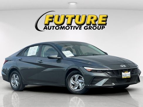 Used 2025 Hyundai Elantra SE FWD image 1