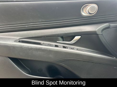 Used 2023 Hyundai Elantra Limited FWD image 3