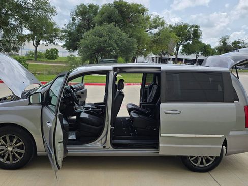 Used 2015 Chrysler Town & Country S w/ Driver Convenience Group FWD image 17