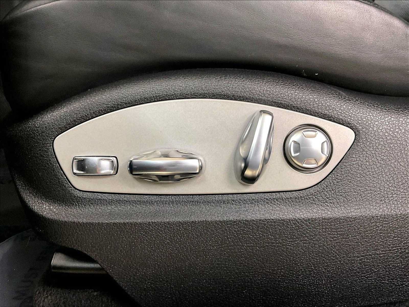 Certified 2022 Porsche Macan AWD/4WD image 39