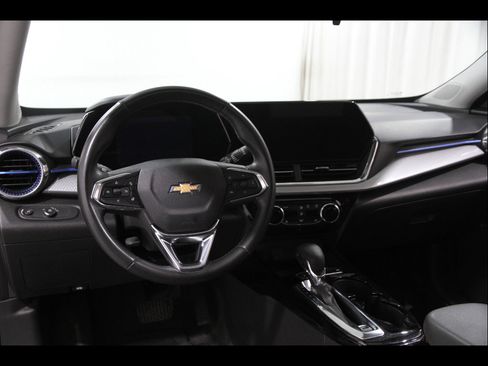 Used 2024 Chevrolet Trax LT w/ Sunroof Package image 6