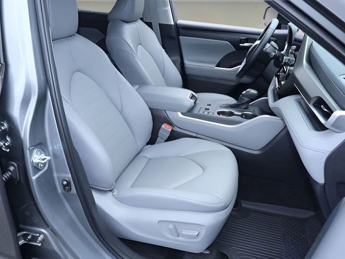 Certified 2025 Toyota Highlander XLE AWD/4WD image 18