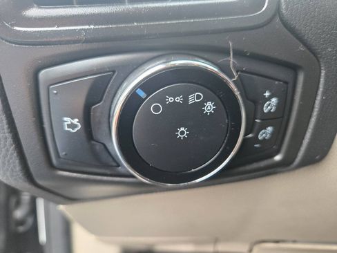 Used 2014 Ford Focus SE w/ SE Winter Package FWD image 15