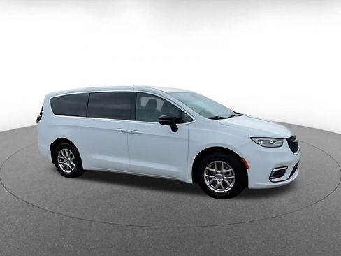 Used 2025 Chrysler Pacifica Select image 2