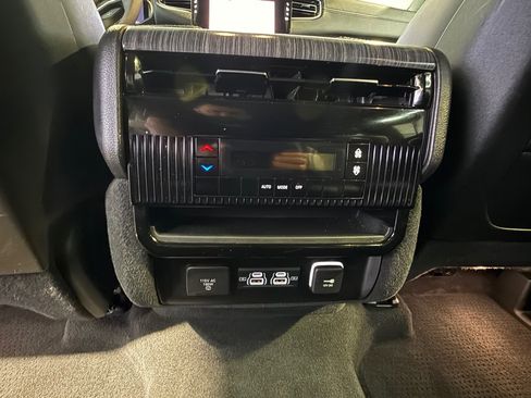 Used 2024 Jeep Wagoneer L Series II w/ Flexible Seating Group image 28