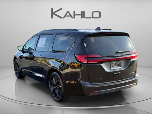 Used 2025 Chrysler Pacifica Limited FWD image 2