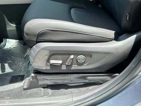 Used 2024 Kia Carnival EX image 18