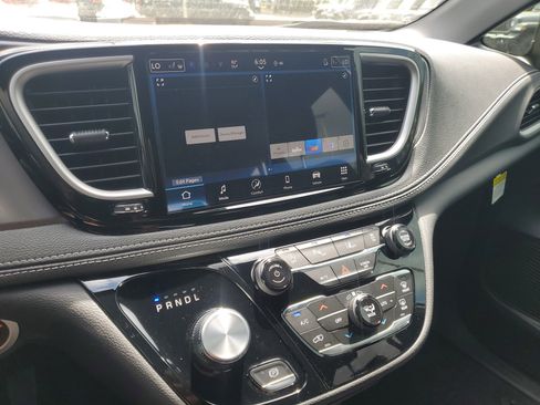 New 2026 Chrysler Pacifica Select image 18