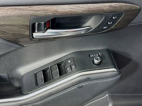 Used 2024 Toyota Highlander Limited image 17