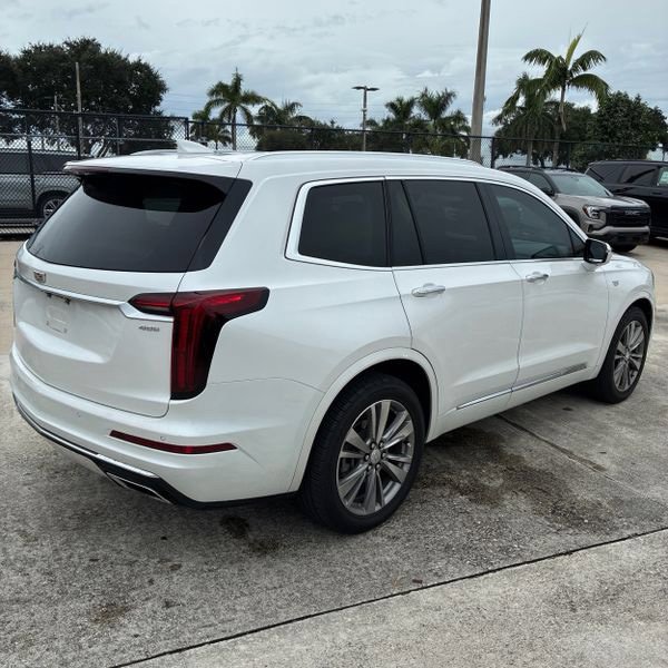 Used 2022 Cadillac XT6 Premium Luxury FWD image 3