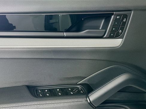 Certified 2025 Porsche Cayenne AWD/4WD image 20