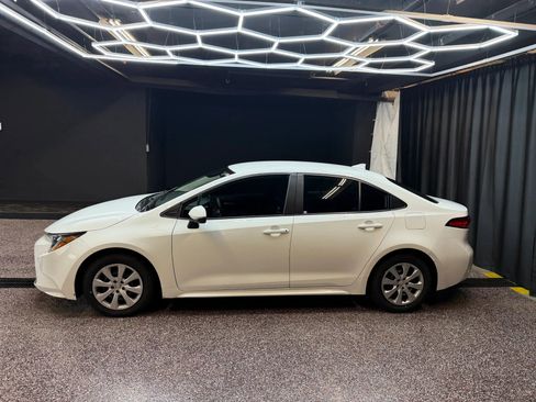 Used 2021 Toyota Corolla LE image 3