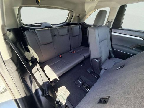 Used 2019 Toyota Highlander LE AWD/4WD image 29