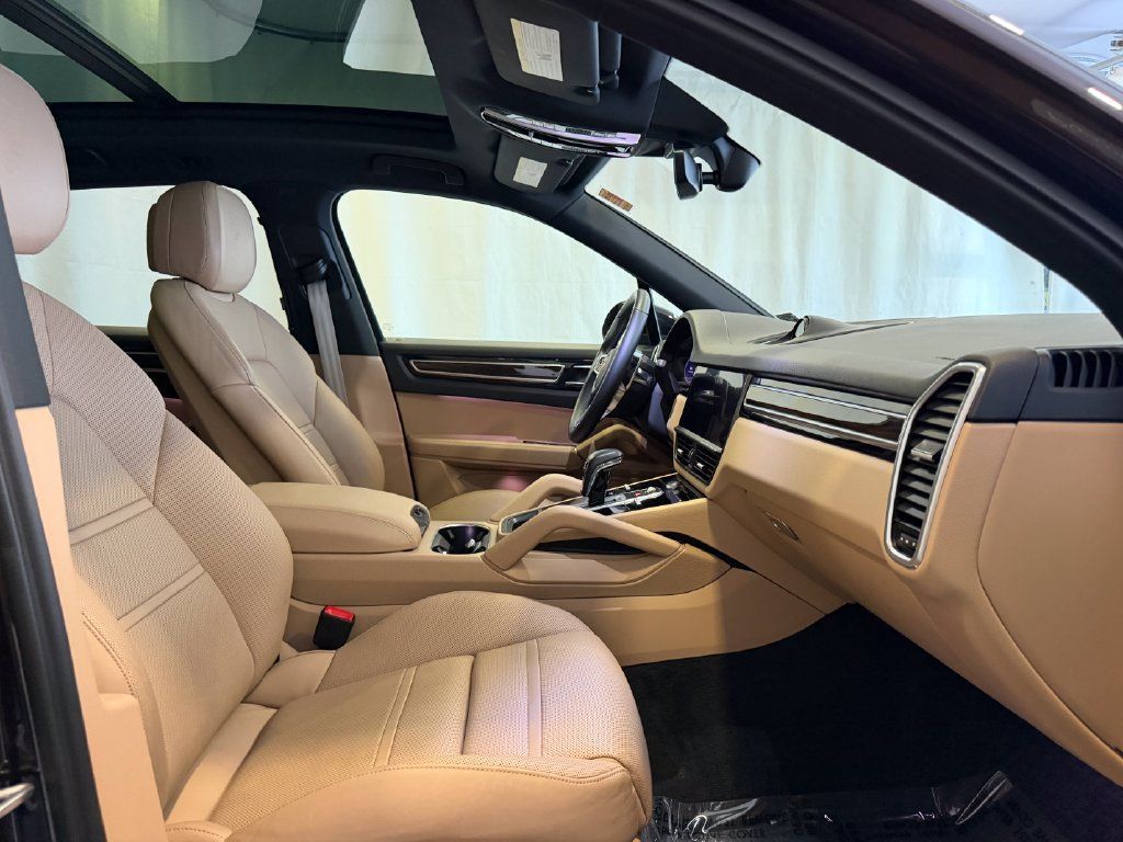 Certified 2023 Porsche Cayenne Platinum Edition AWD/4WD image 16