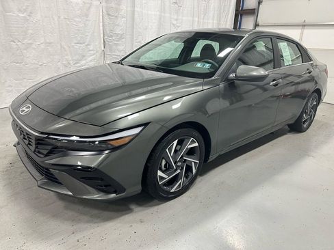 Used 2025 Hyundai Elantra SEL image 3