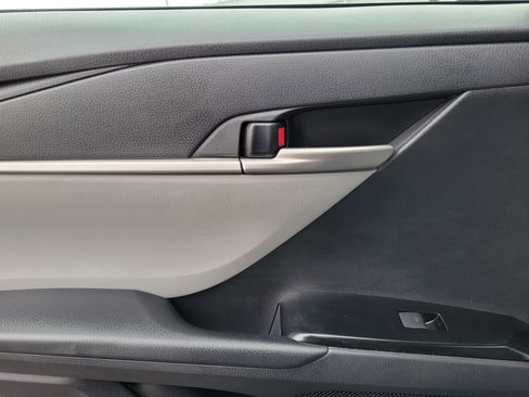 Used 2025 Toyota Camry LE w/ Convenience Package image 12