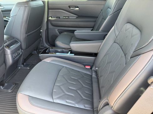 New 2026 Nissan Pathfinder Platinum FWD image 11