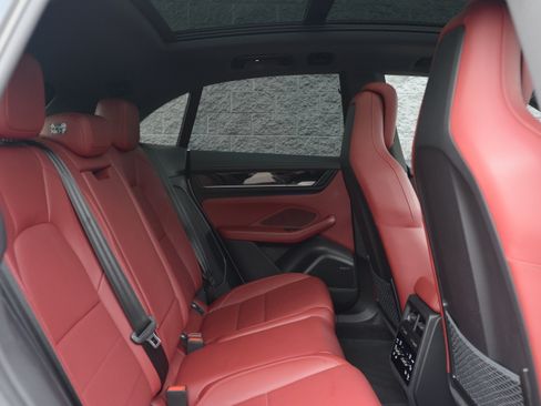 Certified 2025 Porsche Macan 4S Electric AWD/4WD image 33