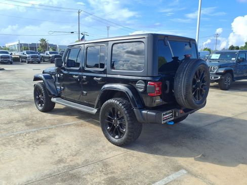 Used 2022 Jeep Wrangler Unlimited Sahara w/ Cold Weather Group AWD/4WD image 4