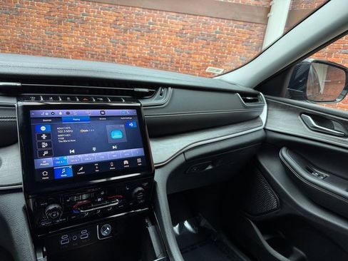 Used 2023 Jeep Grand Cherokee L Limited image 18