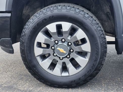 Used 2024 Chevrolet Silverado 2500 Custom w/ Custom Value Package image 9