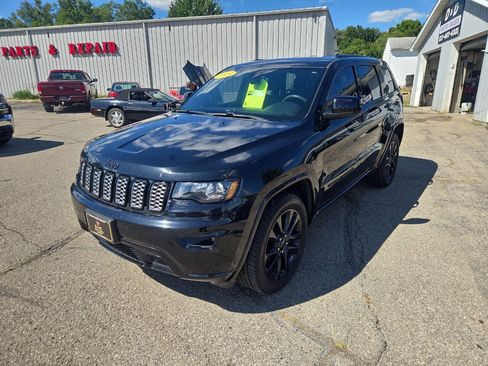 Used 2019 Jeep Grand Cherokee Altitude AWD/4WD image 4