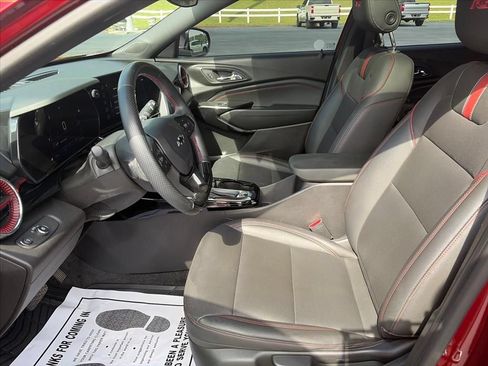 Used 2024 Chevrolet Trax RS w/ Sunroof Package FWD image 28