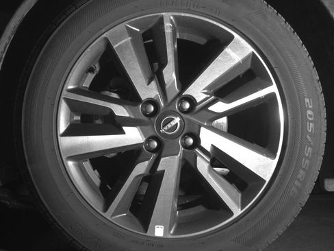 Used 2025 Nissan Versa SV image 12