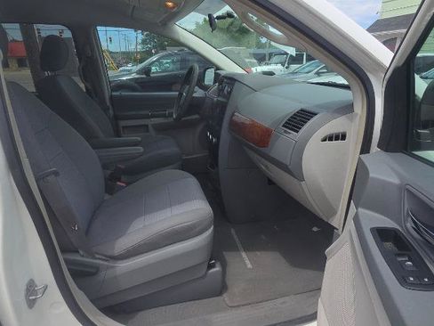 Used 2008 Chrysler Town & Country LX FWD image 13