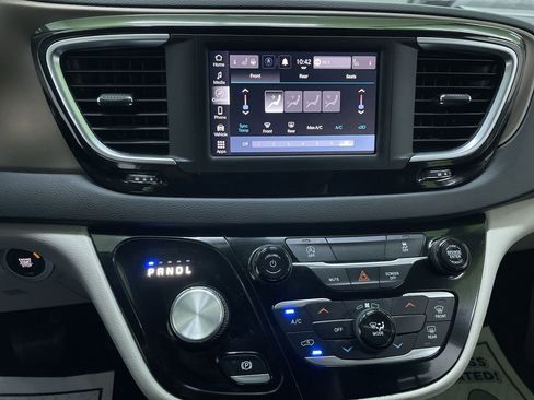 Used 2022 Chrysler Voyager LX image 22