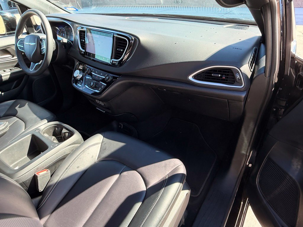 Certified 2025 Chrysler Pacifica Select FWD image 14