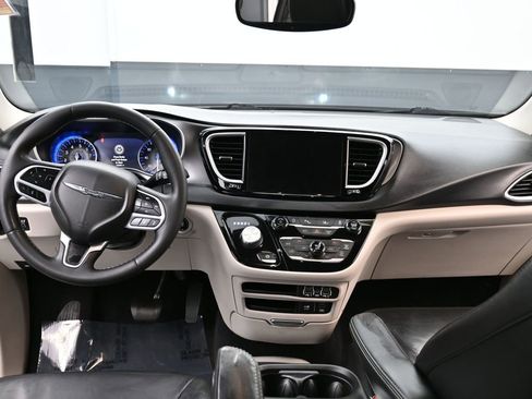 Used 2022 Chrysler Pacifica Touring-L image 12